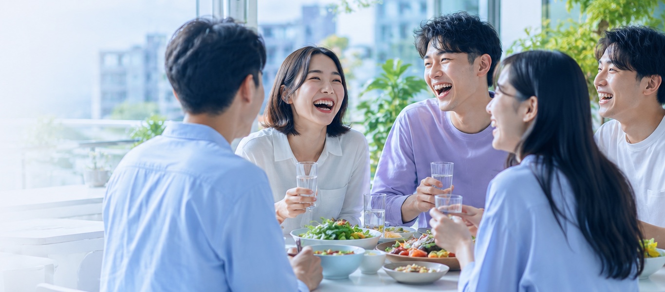 五位台灣年輕人在窗邊餐桌開心大笑、真實相聚