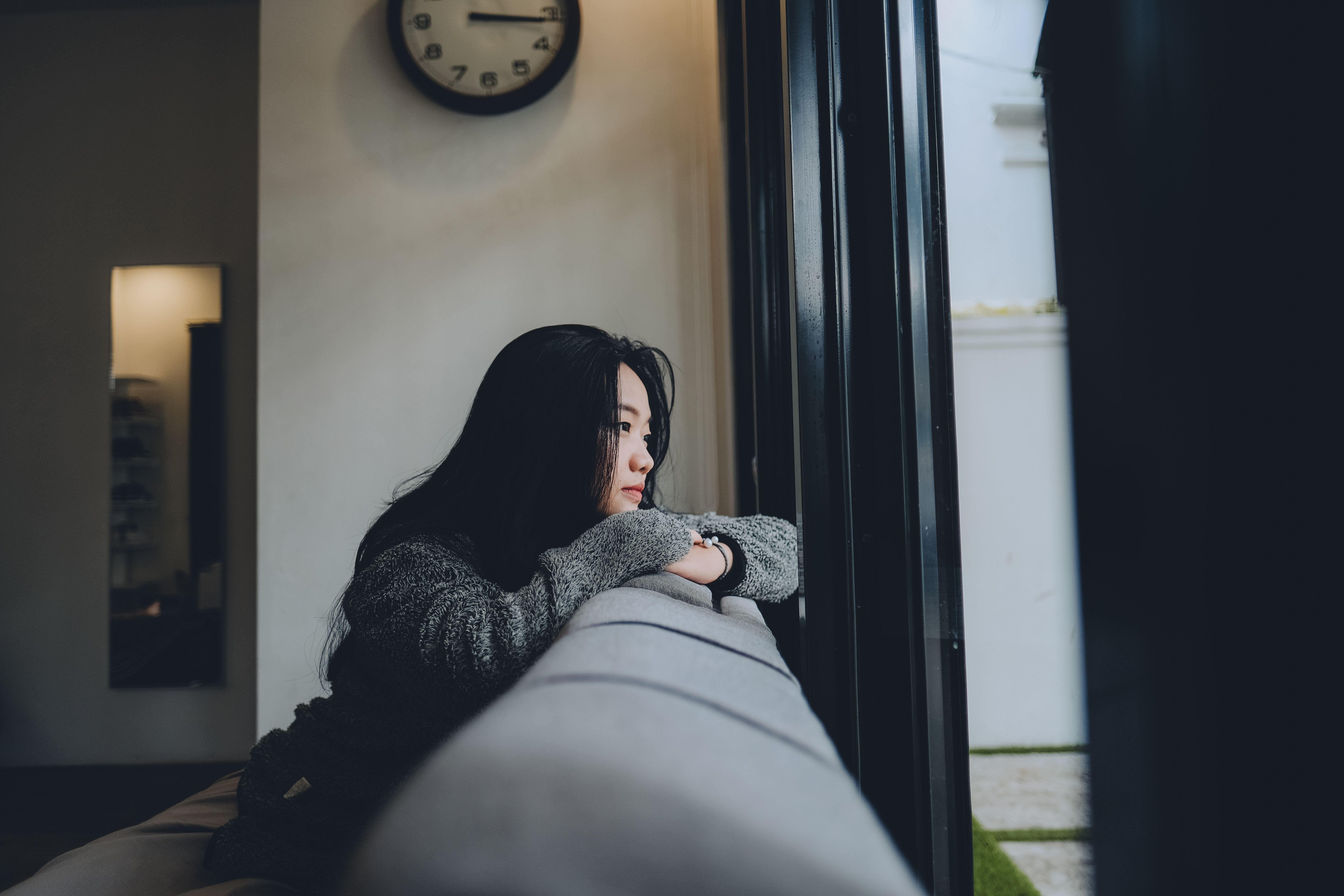 一個人靜靜望向窗外若有所思的畫面