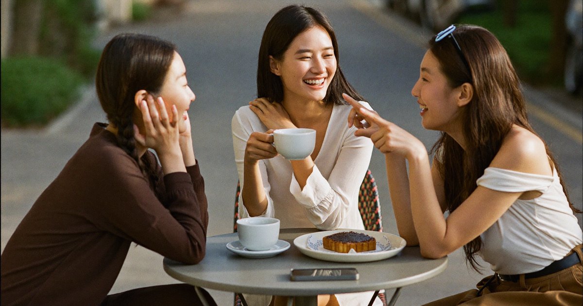 三位女性朋友在戶外咖啡廳一起喝咖啡、開心聊天分享生活