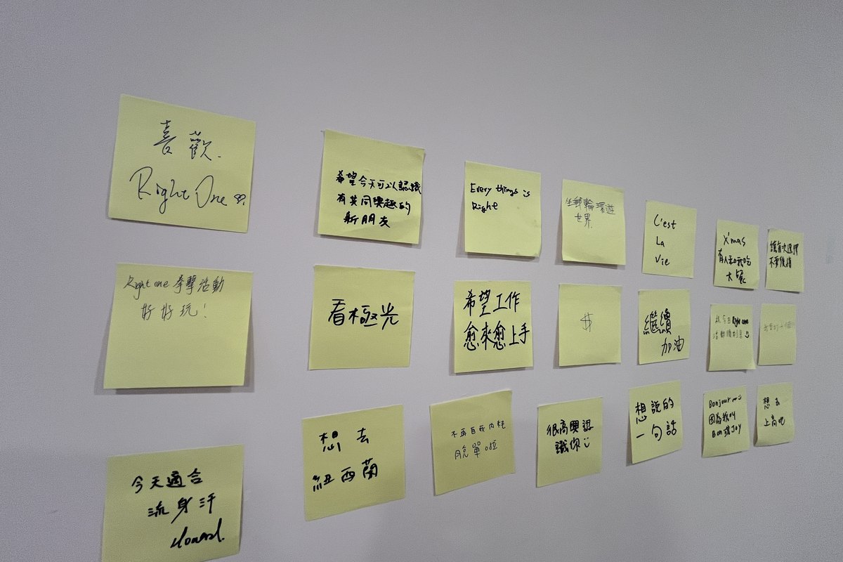 白牆上整齊貼著二十多張黃色便利貼,寫著「喜歡 Right One」「想去紐西蘭」「希望工作愈來愈上手」等手寫句子